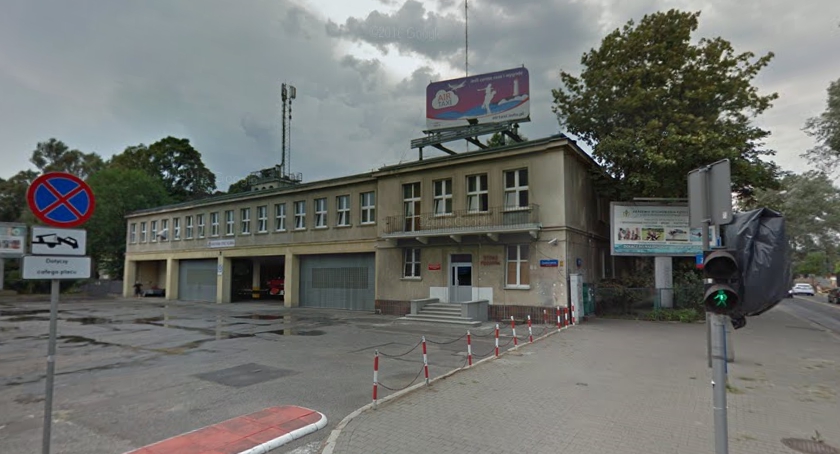 Zieleń i krzewy przy budynku straży?