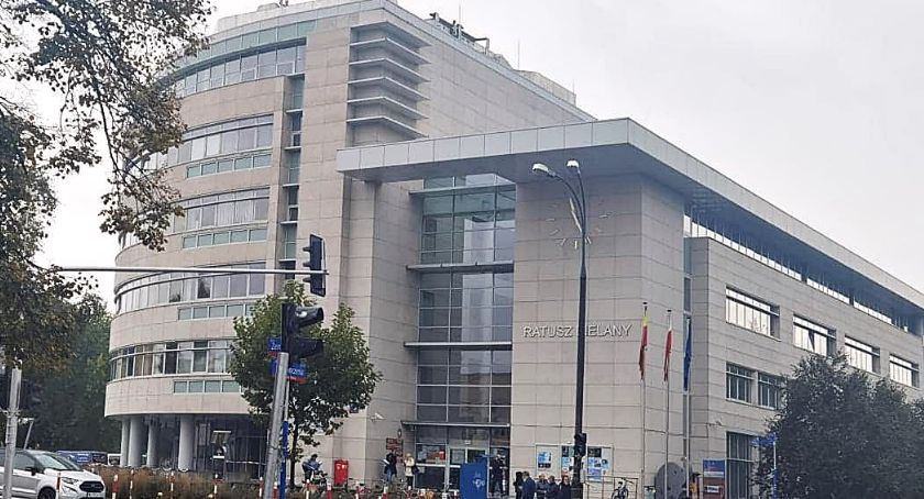 Problemy z założeniem profilu na PUE lub złożeniem wniosku 300+? Pomoże pracownik ZUS w bielańskim ratuszu