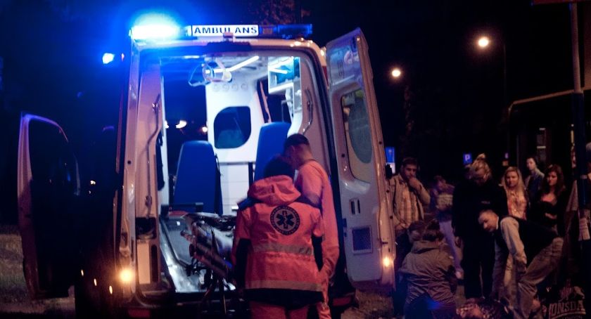 Samochód uderzył w drzewo. Nie żyje 20-letnia kobieta 