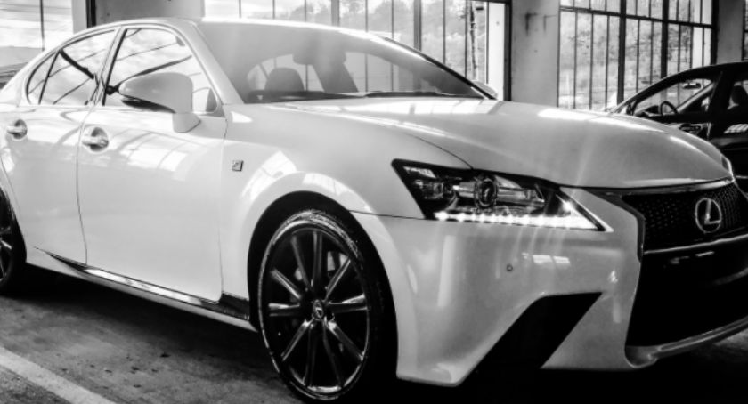 Skradziony Lexus z Bielan odnalazł się na posesji w powiecie węgrowskim