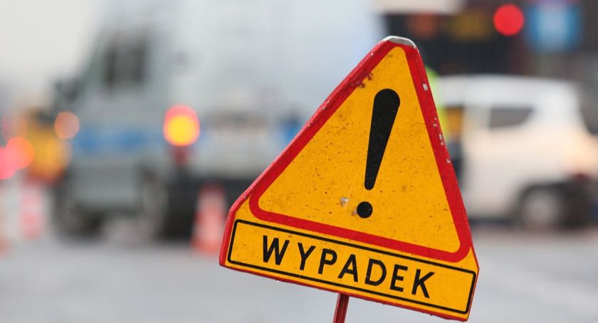 Bus uderzył w latarnię i dachował. Wypadek na Bielanach