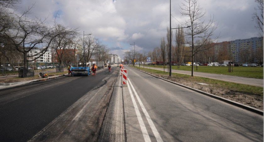 Trwają prace remontowe jezdni przy ulicy Sokratesa. Kiedy będziemy mogli nią pojechać?