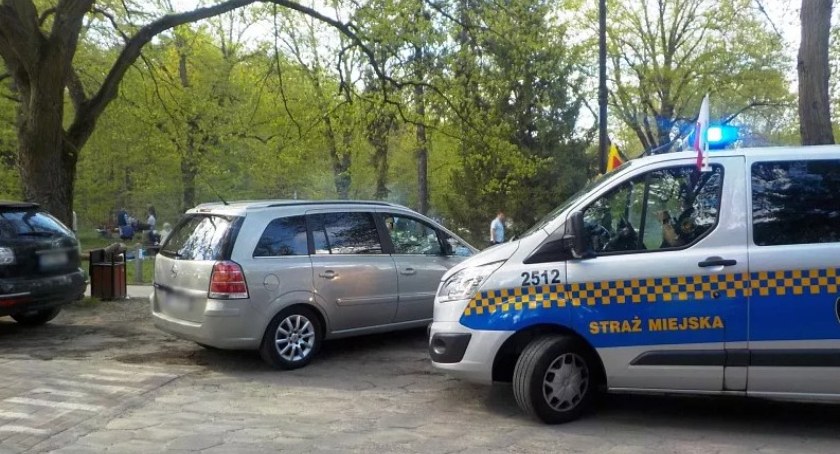 Pijany kierowca cofając rozwalił zaparkowane auto i tyłował uparcie dalej