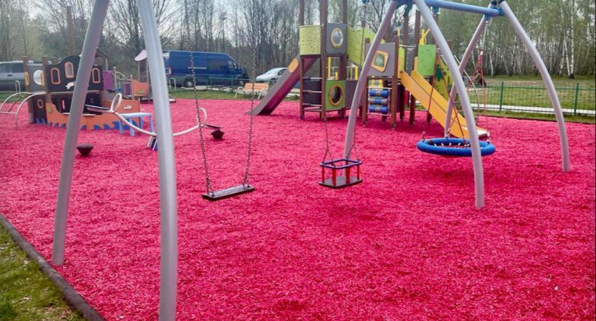 Wyjątkowy plac zabaw z różową nawierzchnią na Bielanach [FOTORELACJA]