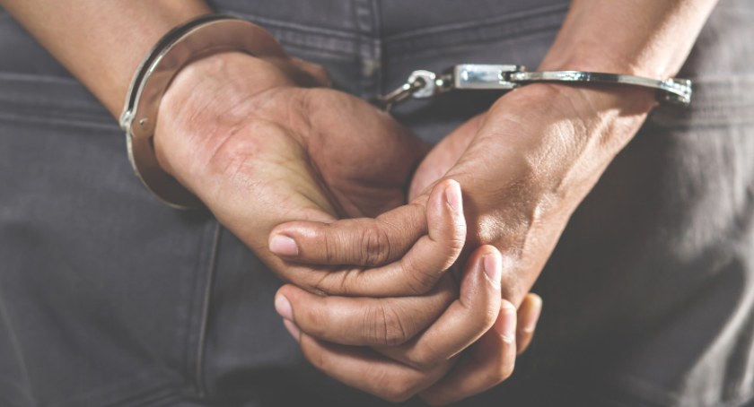 Jechał zygzakiem na Bielanach. Przy kontroli okazało się, że ma przy sobie narkotyki