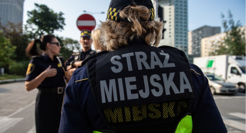 Nagi mężczyzna spacerował po Bielanach. Interwencja Strażników Miejskich