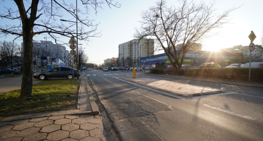 Remonty na Bielanach. Kolejna znana ulica przejdzie modernizację
