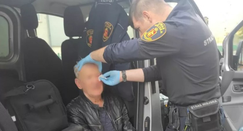 Szedł z rozbitą głową ulicami Bielan. Interwencja Strażników Miejskich