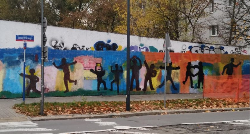 Mural z przekazem na Bielanach