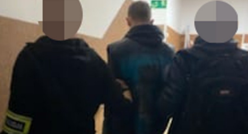 Pobili mężczyznę bo zwrócił im uwagę. Kryminalni z Bielan zatrzymali dwóch mężczyzn