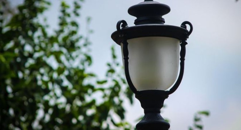 Podwórka na Bielanach doświetlone energooszczędnymi latarniami