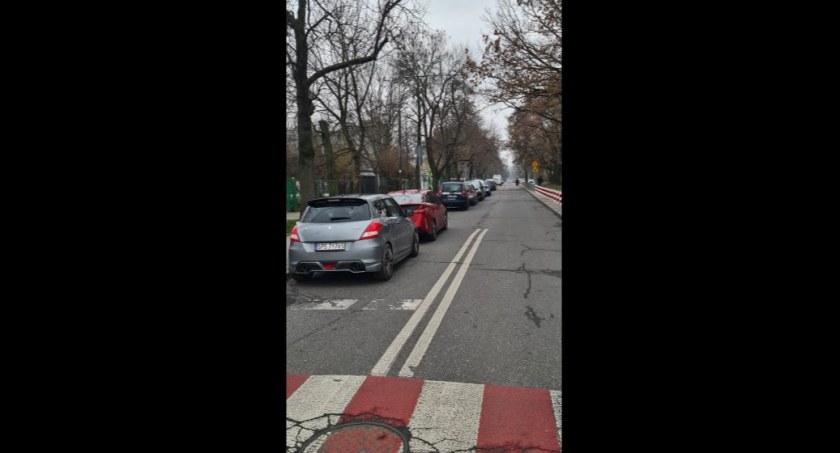 Parkują na ulicach we wtorki, piątki i niedzielę. Dlaczego wtedy?