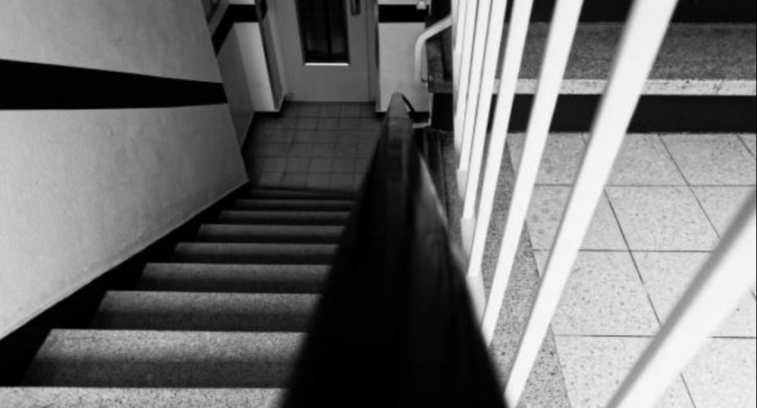 Znaleziony na klatce schodowej mężczyzna był w ciężkim stanie