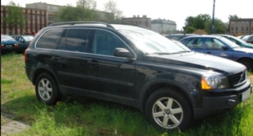 Rzucała kamieniami w auto