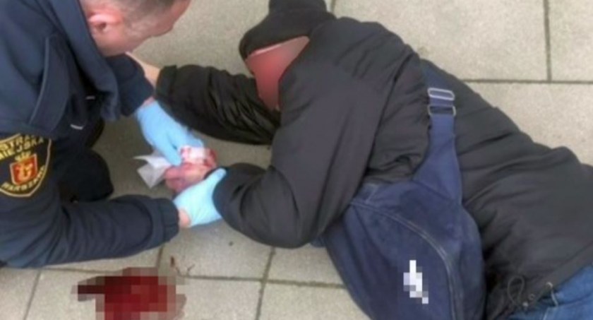 Podczas patrolu zauważyli mężczyznę w kałuży krwi