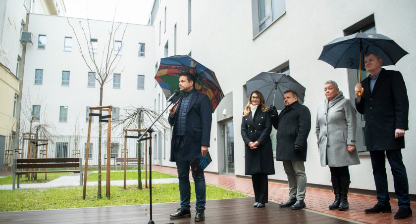 Trwa wyposażanie nowej części Szpitala Bielańskiego. Odwiedził ją Rafał Trzaskowski