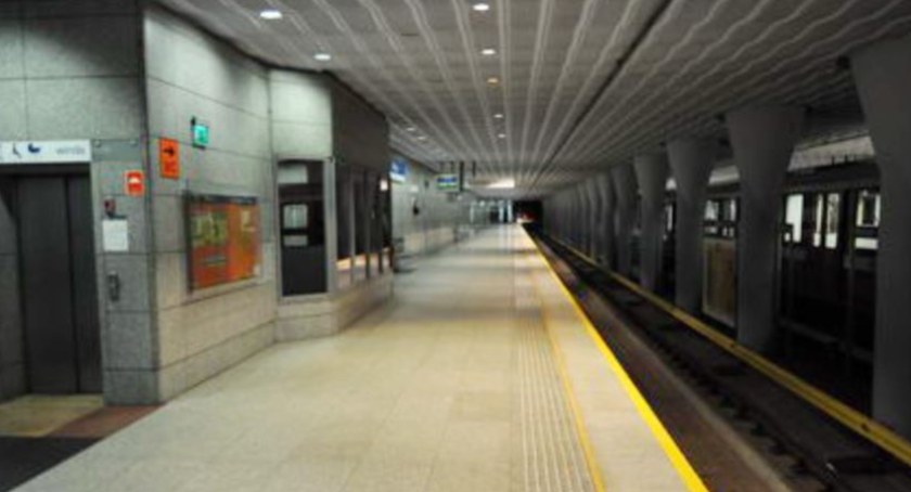 Wyrwał i rzucił elementem schodów ruchomych w metrze