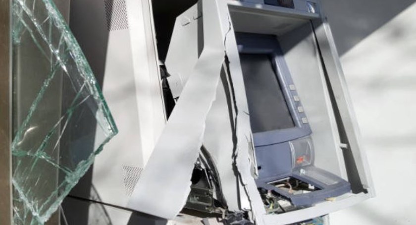 Zdemolował bankomat, bo nie mógł wypłacić pieniędzy