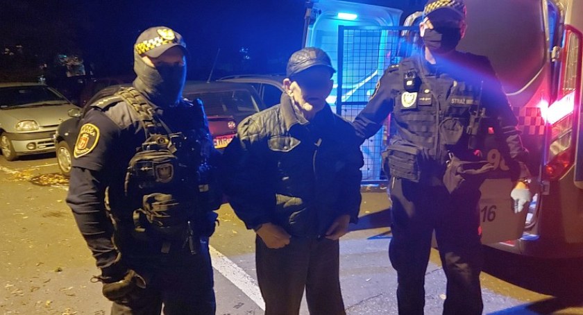 Błąkał się po cmentarzu. Zauważyli to przechodnie
