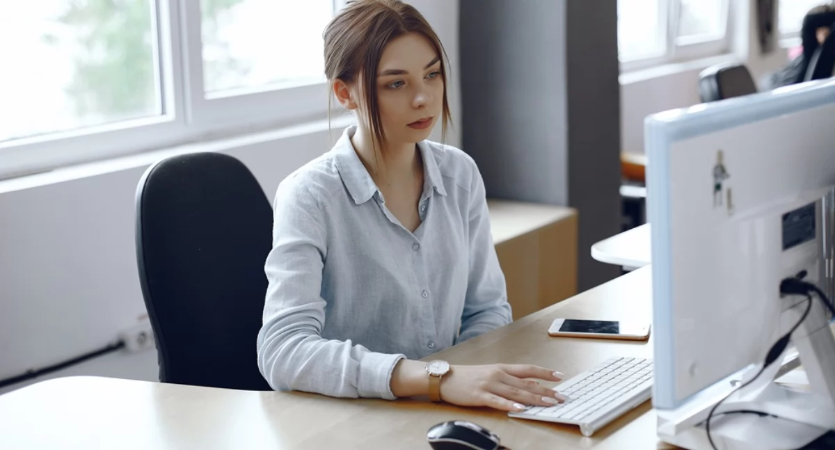 Jakie są zasady bezpiecznej pracy przy komputerze?     