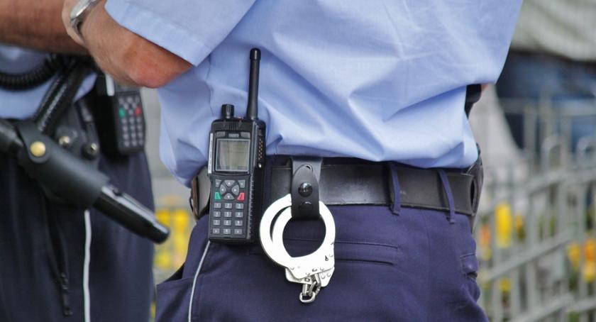 Dziwne zachowanie młodych ludzi zwróciło uwagę policjantów. 