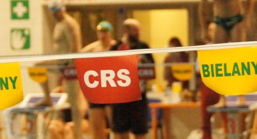 Jak pływa się w nocy? Odbył się nocny maraton! 