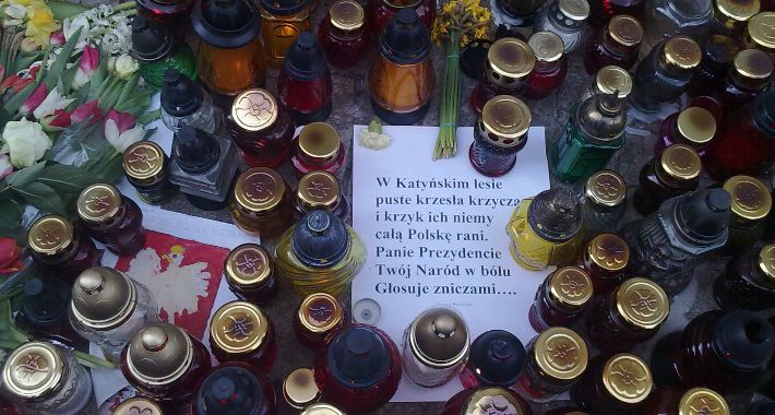 Wystawa smoleńska na pl. Piłsudskiego