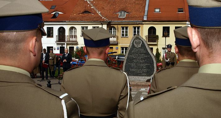 Uroczystość pod Pomnikiem na Placu Konfederacji 