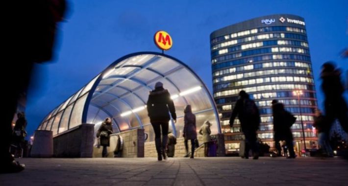 W weekend utrudnienia przy wejściach na stacje metra