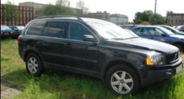 Rzucała kamieniami w auto