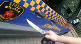 Na ławce siedziała zakrwawiona 25-latka. Okazało się, że dokonała samookaleczenia