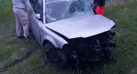 Śmiertelna pułapka. Mężczyzna utknął w rozbitym aucie. Pomogli policjanci z Bielan