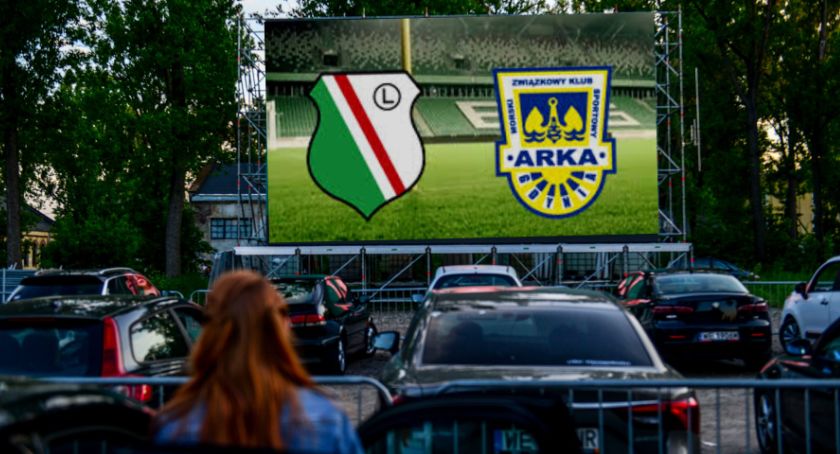 Oglądanie meczu Legii w samochodzie