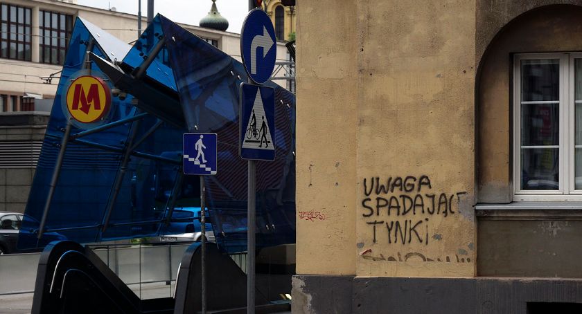 Beżowi chodzą drugą stroną ulicy