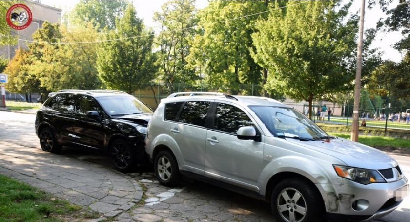 Wypadek przy ulicy Ratuszowej – bałagan po kolizji