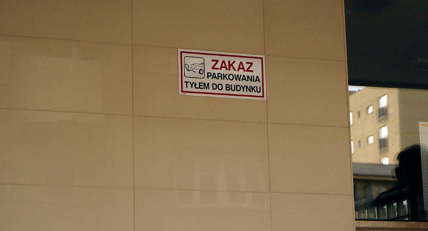 Parkowanie przodem do budynku