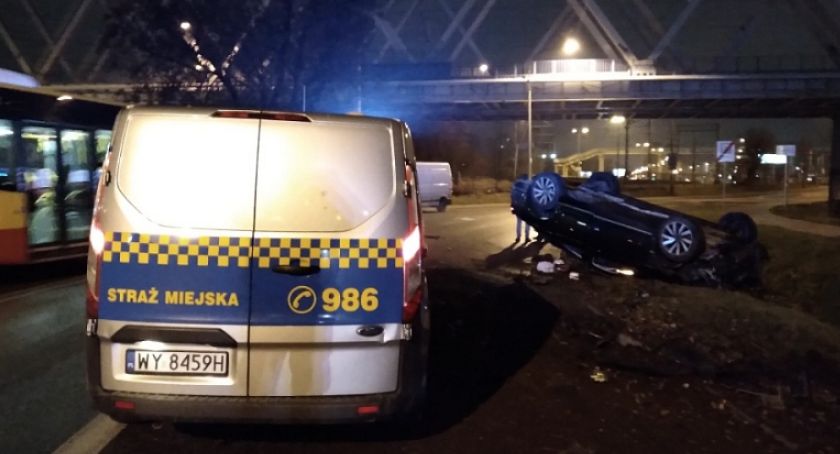 Samochód dachował na Radzymińskiej