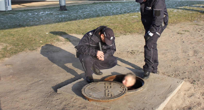 Północno-prascy policjanci pomagają bezdomnym i nietrzeźwym mieszkańcom Pragi