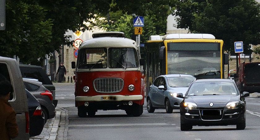 To stoi autobus czerwony kolor jego