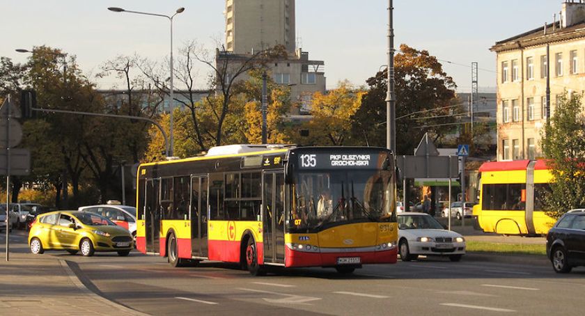 Remont nawierzchni na Pradze Północ. Utrudnienia w kursowaniu popularnych autobusów