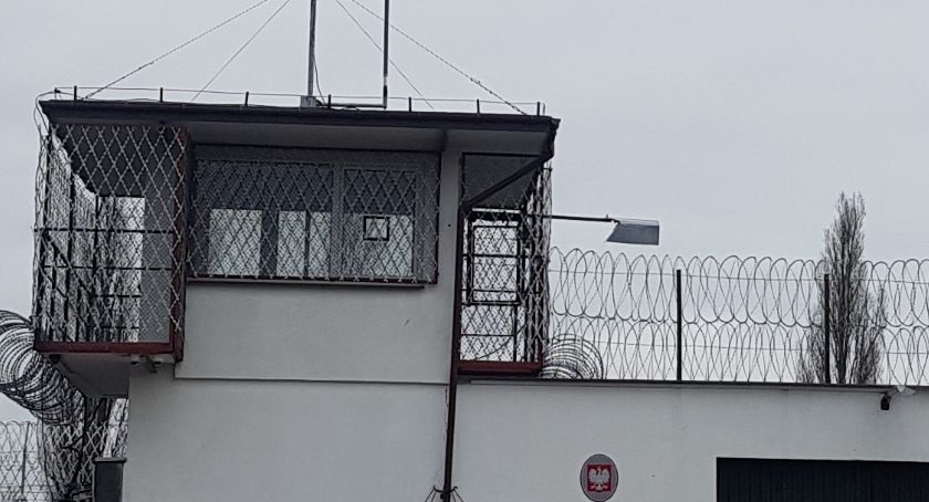 Niszczył samochody, bo... nie potrafił odnaleźć się na wolności