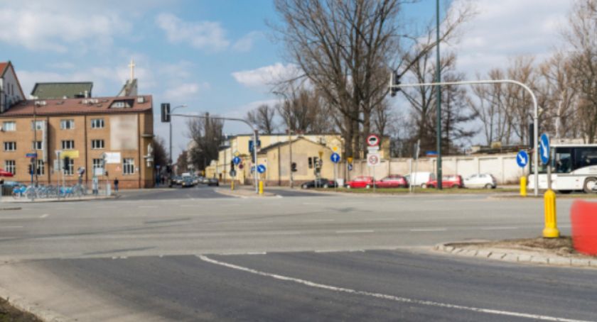 Zdarzenie drogowe na Pradze-Północ. Utrudnienia w ruchu popularnego autobusu 