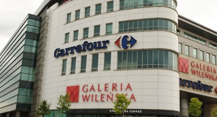 Wichura na Pradze-Północ. Oderwanie świątecznych dekoracji z Galerii Wileńskiej 