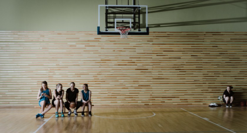 Otwarte boiska sportowe na Pradze-Północ. Przyjdź i skorzystaj za darmo! [lista placówek]