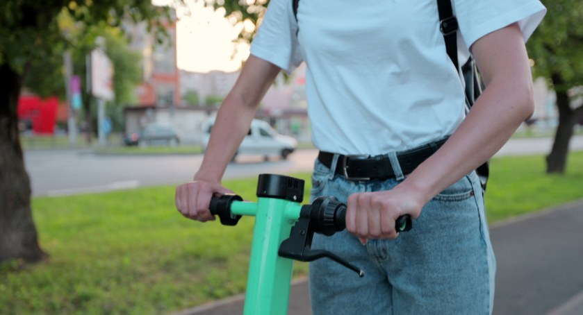 Kolejny groźny wypadek na elektrycznej hulajnodze na Pradze-Północ