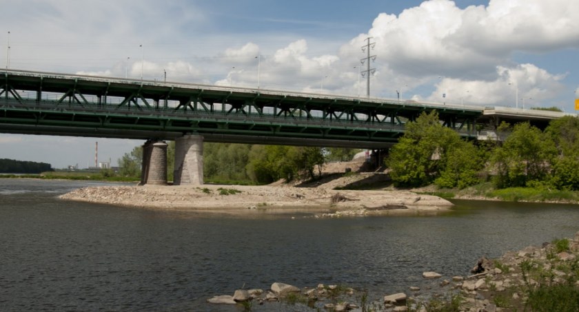 Niebezpieczne bariery na drodze rowerowej na moście Gdańskim