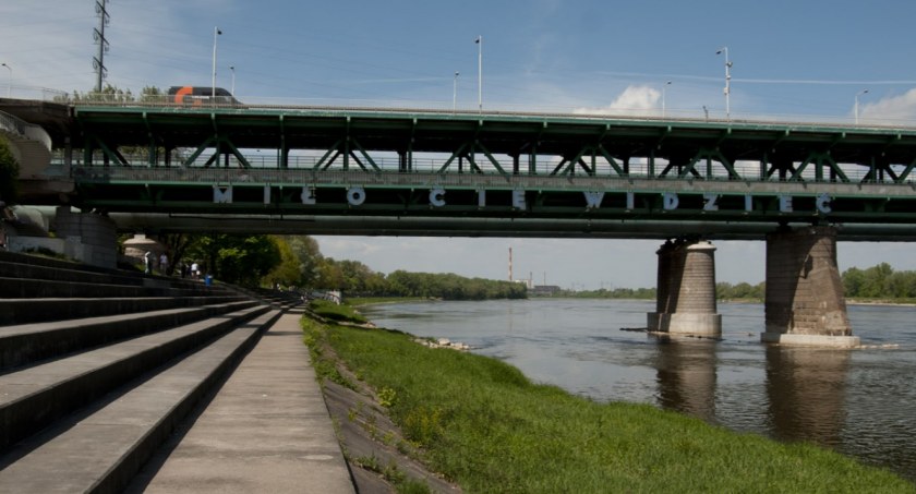 Awantura na moście Gdańskim. Rowerzysta wrzucił do Wisły pachołki 