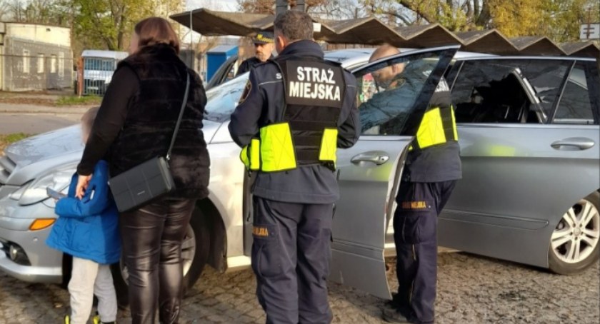 Miał atak padaczki. W samochodzie było dziecko