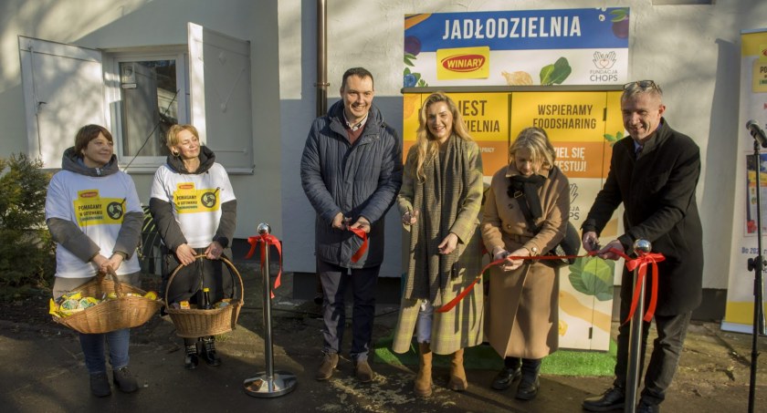 W Polsce marnuje się średnio 150 kg żywności na osobę. Dlatego powstają kolejne jadłodzielnie! Nowa działa od dziś na Pradze-Północ