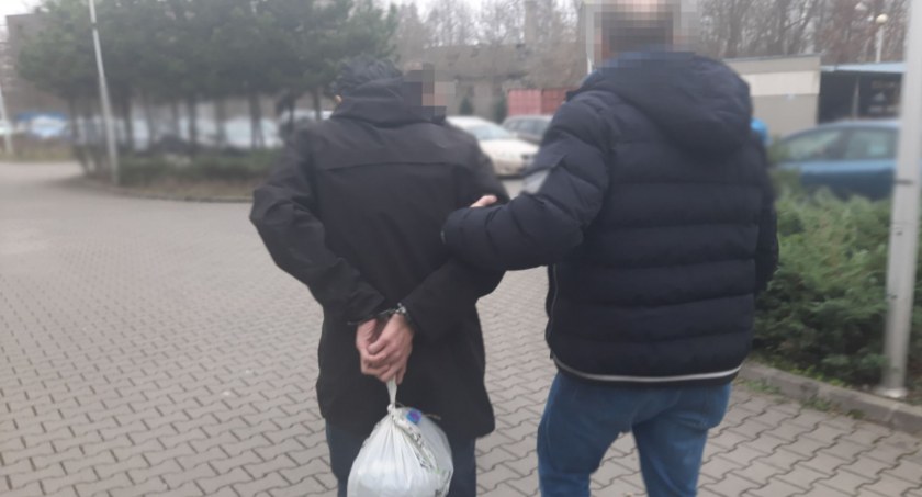 Złodziej rozciął torebkę pasażerce w tramwaju